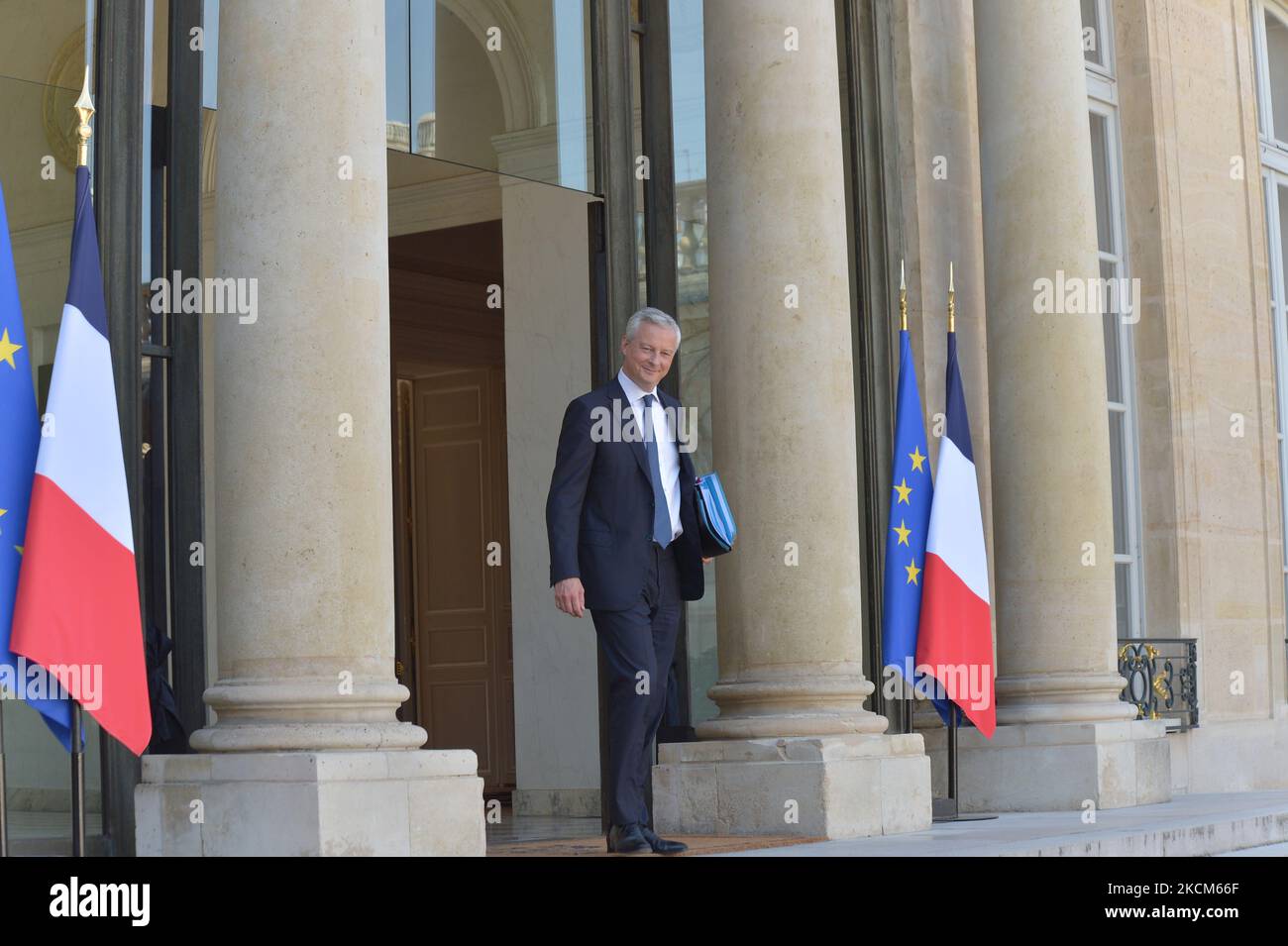 FRANCE â€“ PARIS â€“ POLITIQUE â€“ GOUVERNEMENT - CONSEIL DES MINISTRES - le ministre français de lâ€™Economie et des Finances, Bruno le Maire, quitte le Palais présidentiel de lâ€™Elysée après le Conseil des Ministres - 8 septembre 2021, Paris (photo de Daniel Pier/NurPhoto) Banque D'Images