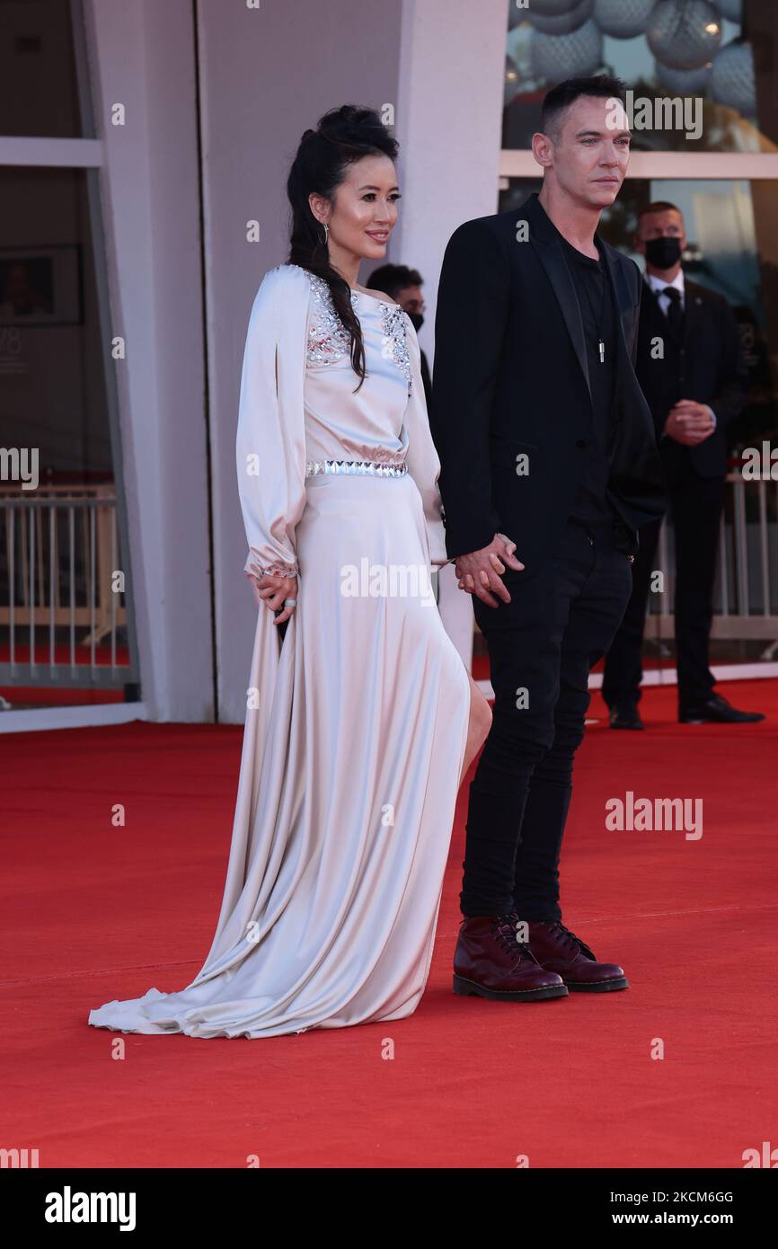 Jonathan Rhys Meyers, Mara Lane, assiste au tapis rouge du film « Freaks Out » lors du Festival international du film de Venise de 78th sur 08 septembre 2021 à Venise, en Italie. (Photo de Matteo Chinellato/NurPhoto) Banque D'Images