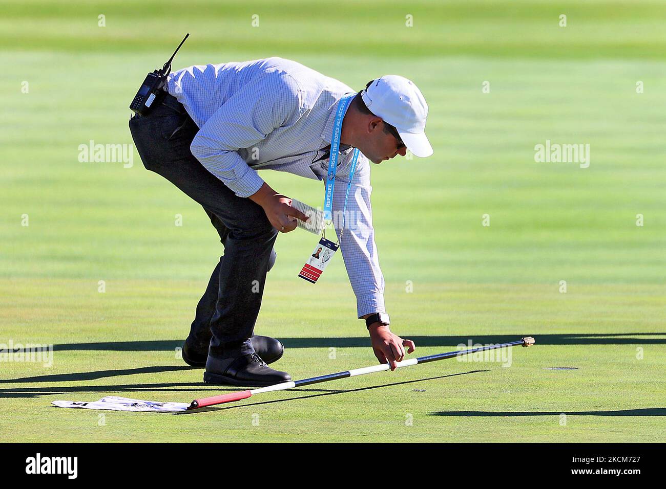 Un responsable du règlement de la LPGA examine le trou après que Charley Hull de Team Europe a frappé son putt sur le 15th trous lors de la dernière partie de la Solheim Cup à Inverness Club, à Toledo, Ohio, États-Unis, lundi, 6 septembre 2021. (Photo par Amy Lemus/NurPhoto) Banque D'Images