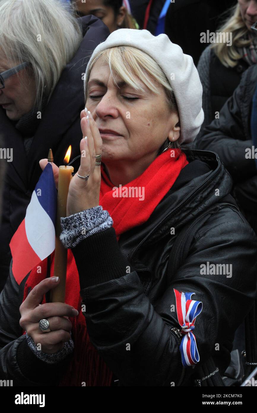 14 novembre 2015, Toronto, Ontario, Canada --- des centaines assistent à une vigile à la place Nathan Phillips à Toronto, Canada, pour manifester leur solidarité avec les citoyens de la France un jour après les attentats terroristes de Paris. Les jihadistes de l'État islamique ont revendiqué une série d'attaques coordonnées perpétrées par des hommes armés et des kamikazes à Paris contre 13 novembre, qui ont tué au moins 129 personnes et blessé plus de 350 personnes dans des scènes de carnage dans une salle de concert, dans des restaurants et dans le stade national. Cette attaque est l'attaque la plus meurtrière de Paris depuis la Seconde Guerre mondiale. --- (photo de Creative Touch Imaging Ltd./NurPhoto) Banque D'Images