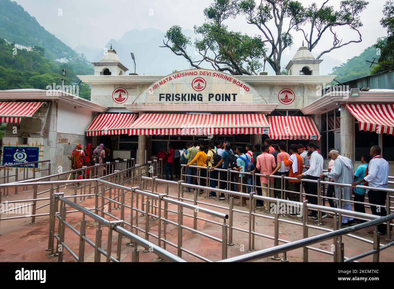 5 juillet 2022 Katra, Jammu-et-Cachemire, Inde. Personnes en file d'attente au point de contrôle de la porte d'entrée. Shri Mata Vaishno Devi Shrine, un pèlerinage hindou. Banque D'Images