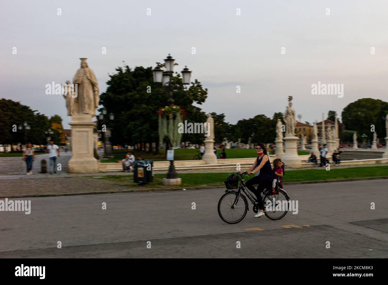 Une femme passe un bycicle portant un masque facial, à Padoue, en Italie, sur 10 septembre 2021. L'Italie a signalé au cours des 24 dernières heures 5,621 nouvelles infections à coronavirus (avec 286 028 écouvillons). (Photo de Manuel Romano/NurPhoto) Banque D'Images