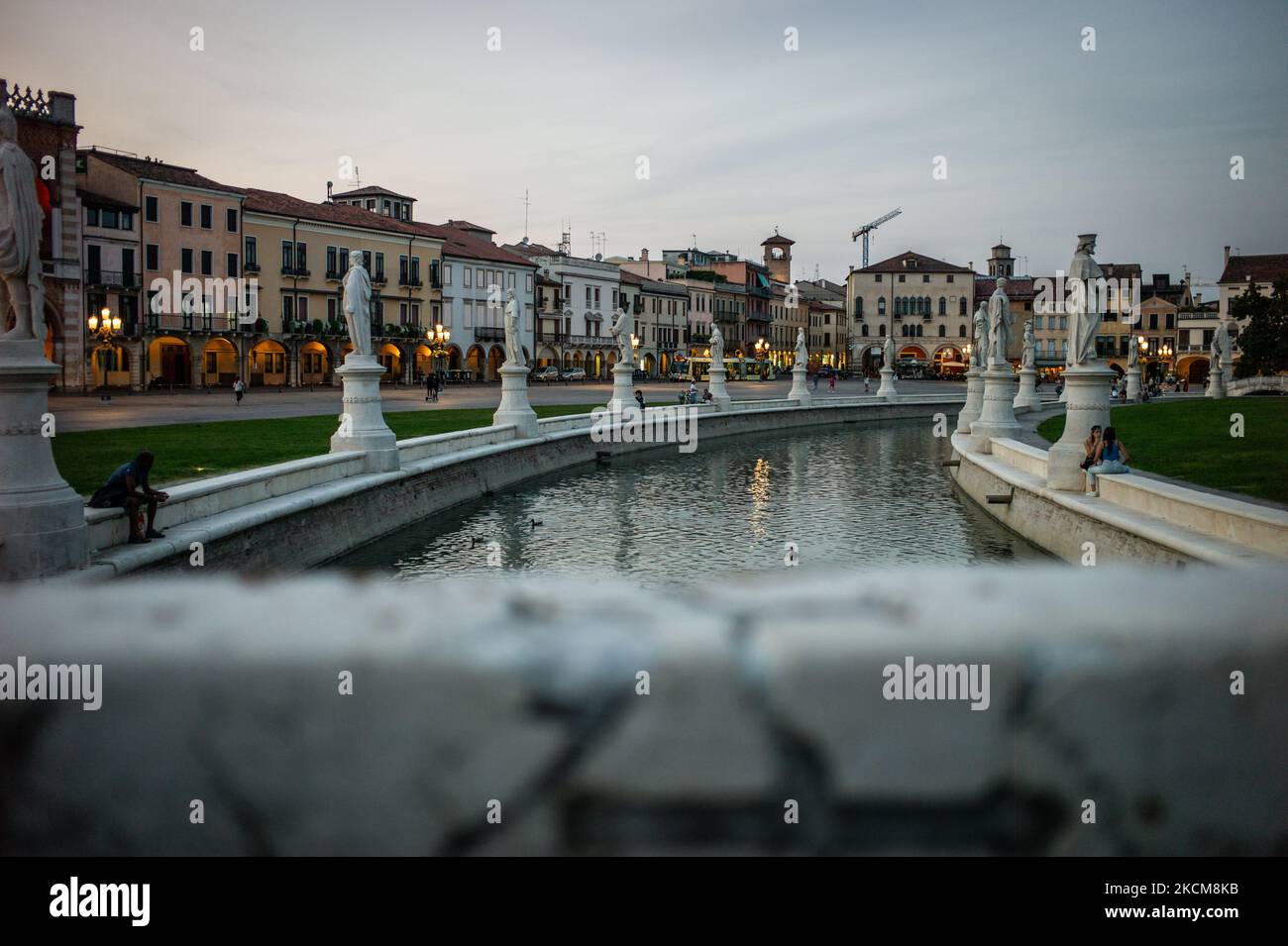 Une vue générale de Prato della Valle, à Padoue, en Italie, sur 10 septembre 2021. L'Italie a signalé au cours des 24 dernières heures 5,621 nouvelles infections à coronavirus (avec 286 028 écouvillons). (Photo de Manuel Romano/NurPhoto) Banque D'Images