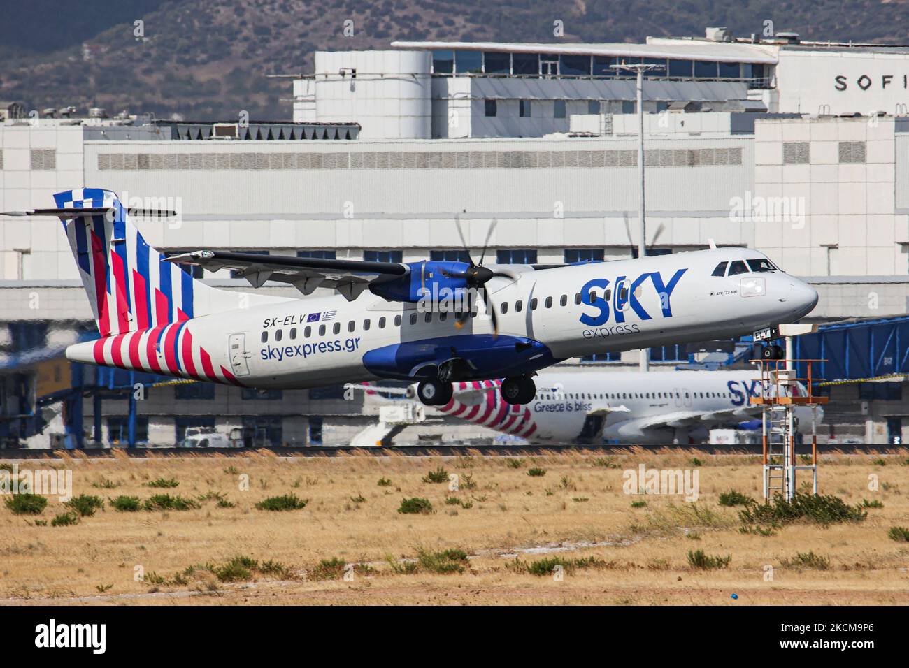 Un nouvel avion turbopropulseur Sky Express ATR 72-600 avec enregistrement SX-ELV au départ de l'aéroport international d'Athènes ATH LGAV. Skyexpress est une compagnie aérienne régionale grecque qui se développe récemment avec des avions modernes à économie de carburant comme l'ATR 72-600 qui est idéal pour l'île grecque avec les pistes courtes pour le décollage et l'atterrissage et l'Airbus A320neo. Les 9 et 10 septembre, cet appareil a volé d'Athènes à Dublin un vol sans escale de 6 heures, sans passagers, dépassant sa portée officielle avec des passagers. La circulation des passagers a diminué en raison de la pandémie du coronavirus Covid-19 qui s'est déclarée responsable Banque D'Images