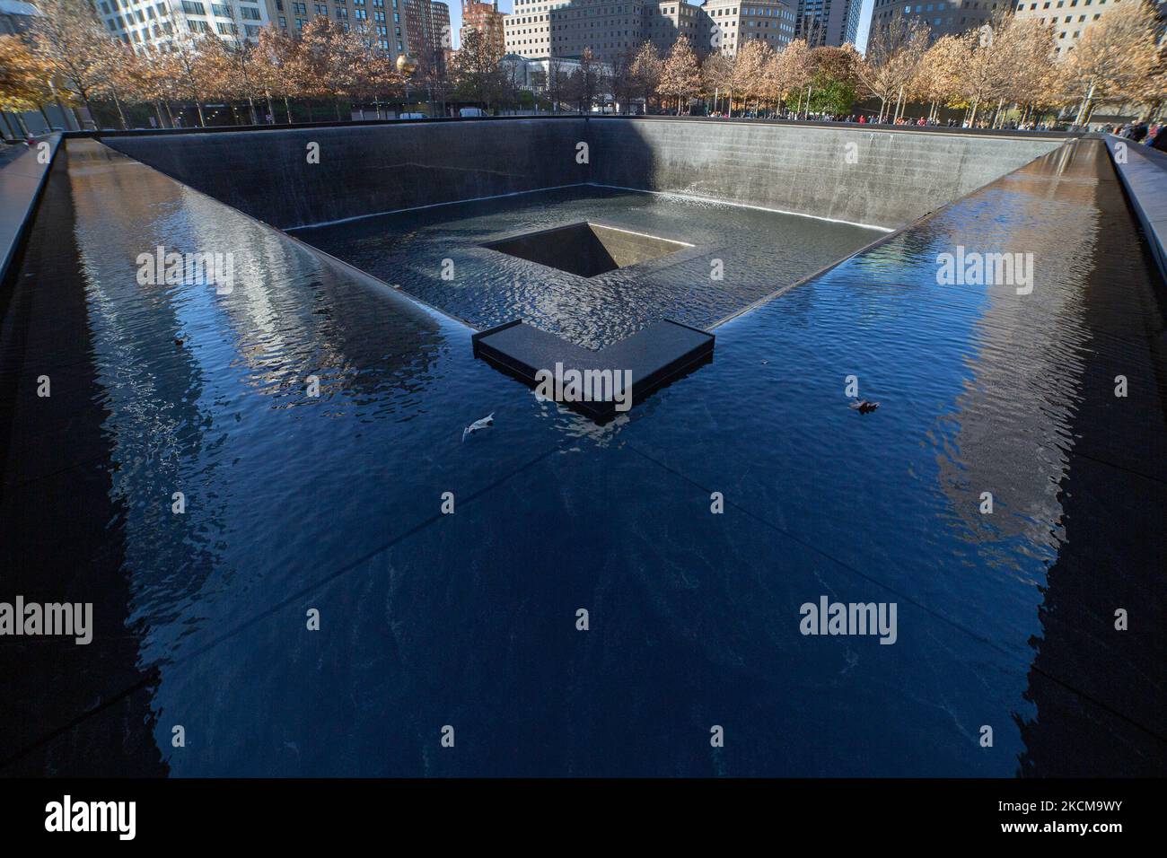 Le 20th anniversaire de l'attaque du Centre mondial du commerce qui a eu lieu sur 11 septembre 2001, connu sous le nom de 9/11, est marqué par le retrait complet des forces américaines d'Afghanistan. Site commémoratif du WTC connu sous le nom de Ground Zero ou la pile après les attaques de 11 septembre dans le Lower Manhattan à New York avec deux piscines la piscine nord et la piscine sud à côté du parc commémoratif et du musée avec les noms apparaissant sur les panneaux autour de la piscine. New York, NY, Etats-Unis sur 25 janvier 2020 (photo de Nicolas Economou/NurPhoto) Banque D'Images