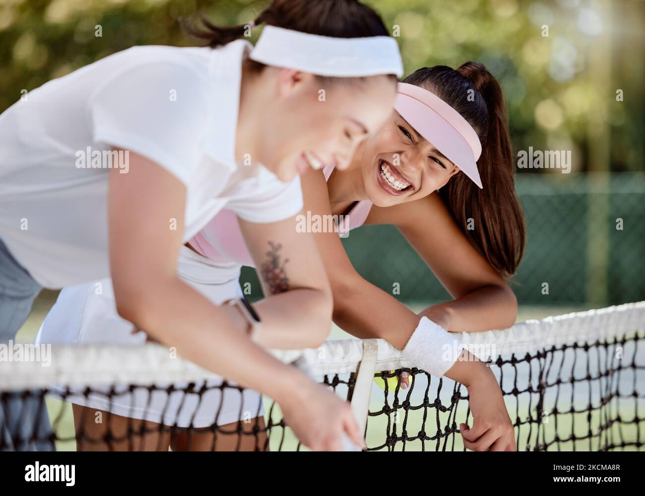 Amis Blague Et Rire Apr s Un Jeu De Tennis D entra nement Ou D amis-blague-et-rire-apr-s-un-jeu-de-tennis-d-entra-nement-ou-d