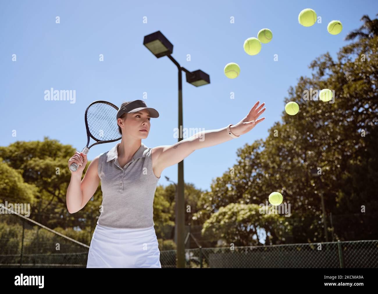 Tennis, ballon de tennis et femme servant à l'entraînement de fitness, cardio-training et exercice sportif en plein air en été. Objectif, action et athlète en bonne santé Banque D'Images