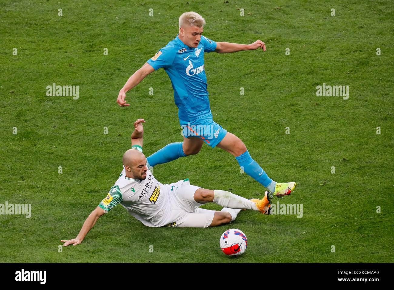 Andrey Mostovoy (R) de Zenit et Darko Todorovic d'Akhmat vie pour le bal lors du match de la première Ligue russe entre le FC Zenit Saint-Pétersbourg et le FC Akhmat Grozny sur 11 septembre 2021 à l'arène Gazprom à Saint-Pétersbourg, en Russie. (Photo de Mike Kireev/NurPhoto) Banque D'Images