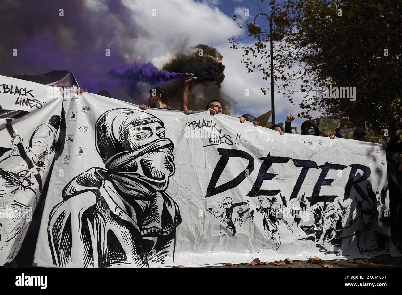 Des personnes se sont rassemblées pour participer à une manifestation dans le cadre d'une journée nationale de protestation contre le passe Santé, à Paris sur 11 septembre 2021 (photo d'Adnan Farzat/NurPhoto) Banque D'Images