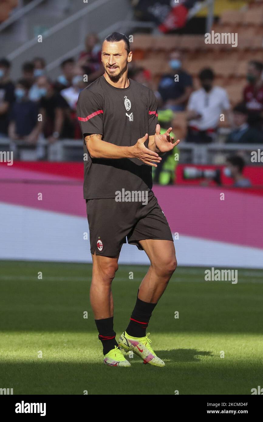Zlatan Ibrahimovic de l'AC Milan pendant l'échauffement avant la série Un match entre l'AC Milan et SS Lazio au Stadio Giuseppe Meazza sur 12 septembre 2021 à Milan, Italie. (Photo de Giuseppe Cottini/NurPhoto) Banque D'Images