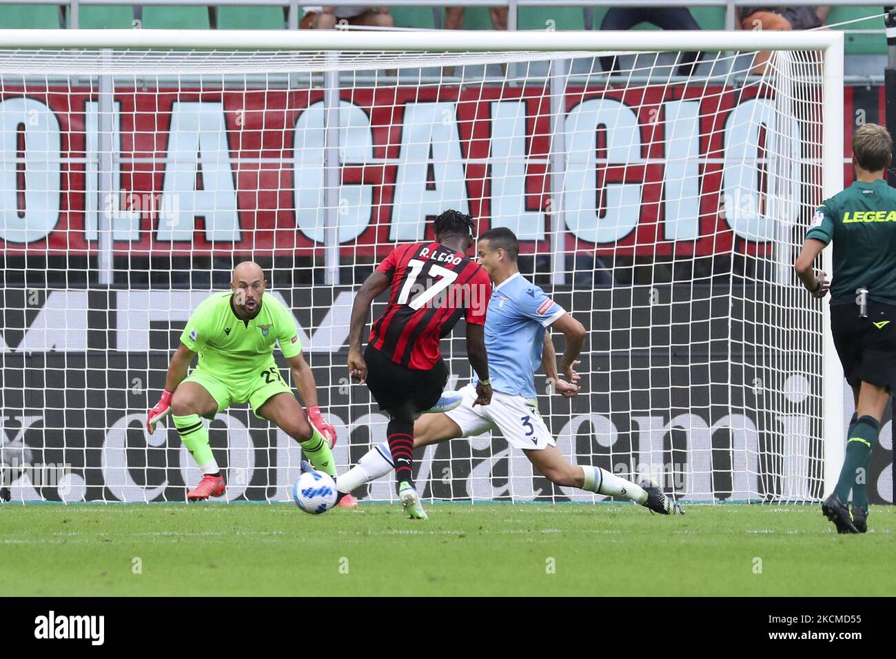 Rafael Leao de l'AC Milan marque le but d'ouverture pendant la série Un match entre l'AC Milan et le SS Lazio au Stadio Giuseppe Meazza sur 12 septembre 2021 à Milan, Italie. (Photo de Giuseppe Cottini/NurPhoto) Banque D'Images