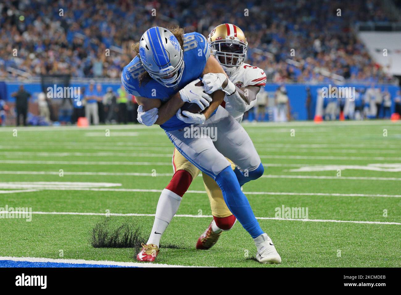Detroit Lions Tight End T.J. Hockenson (88) marque un touchdown pendant la première moitié d'un match de football de la NFL contre le San Francisco 49ers à Detroit, Michigan, États-Unis, le dimanche, 12 septembre 2021. (Photo de Jorge Lemus/NurPhoto) Banque D'Images Detroit Lions Tight End T.J. Hockenson (88) marque un touchdown pendant la première moitié d'un match de football de la NFL contre le San Francisco 49ers à Detroit, Michigan, États-Unis, le dimanche, 12 septembre 2021. (Photo de Jorge Lemus/NurPhoto) Banque D'Images