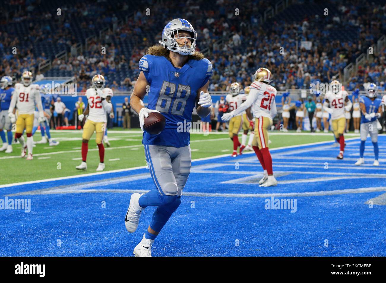 Detroit Lions Tight End T.J. Hockenson (88) marque une conversion de deux points pendant la seconde moitié d'un match de football de la NFL contre le San Francisco 49ers à Detroit, Michigan, États-Unis, dimanche, 12 septembre 2021. (Photo de Jorge Lemus/NurPhoto) Banque D'Images Detroit Lions Tight End T.J. Hockenson (88) marque une conversion de deux points pendant la seconde moitié d'un match de football de la NFL contre le San Francisco 49ers à Detroit, Michigan, États-Unis, dimanche, 12 septembre 2021. (Photo de Jorge Lemus/NurPhoto) Banque D'Images