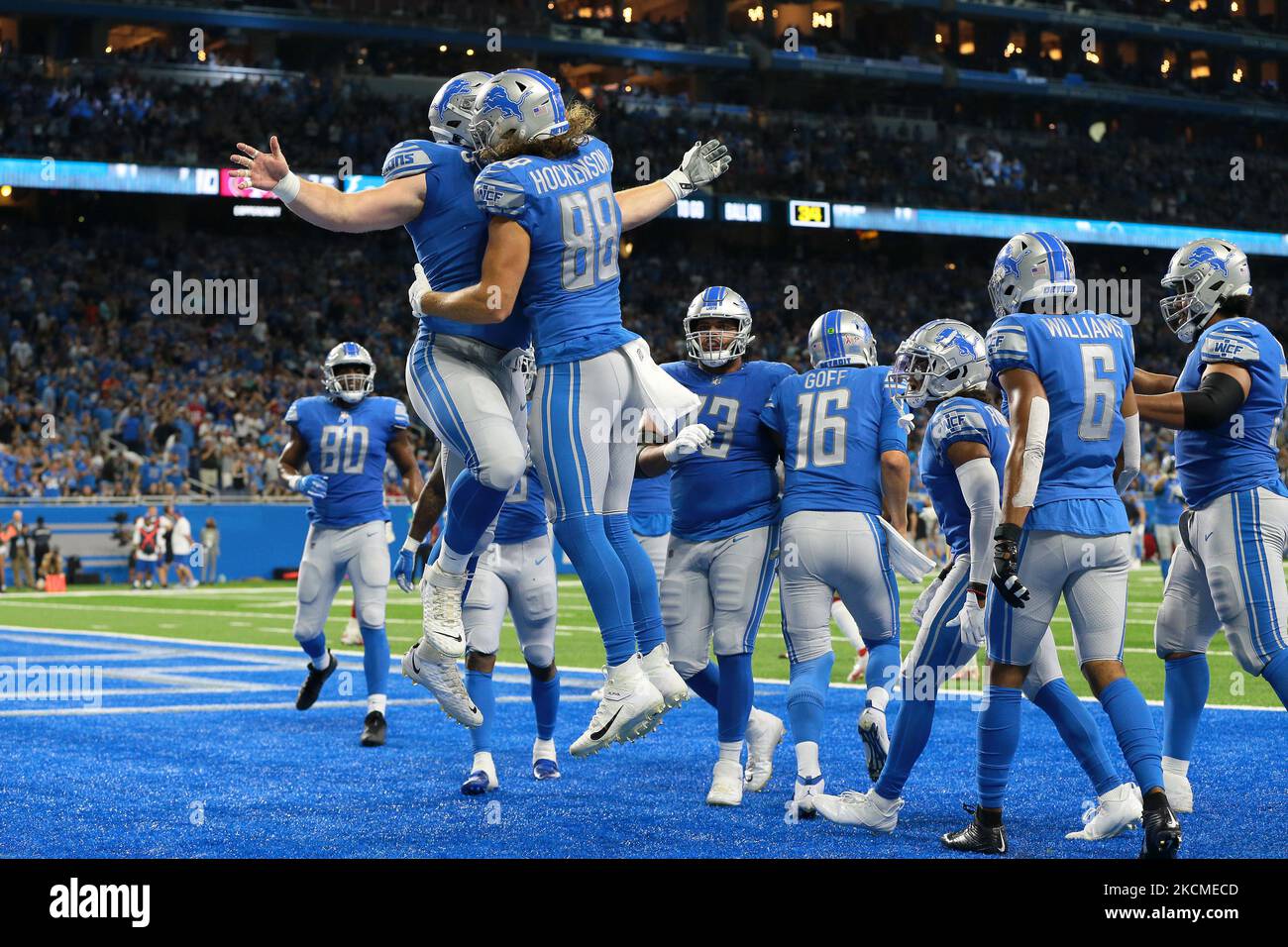 Detroit Lions Tight End T.J. Hockenson (88) célèbre son touchdown avec le garde offensif Frank Ragnow (77) lors de la première moitié d'un match de football de la NFL contre le San Francisco 49ers à Detroit, Michigan, États-Unis, dimanche, 12 septembre 2021. (Photo de Jorge Lemus/NurPhoto) Banque D'Images Detroit Lions Tight End T.J. Hockenson (88) célèbre son touchdown avec le garde offensif Frank Ragnow (77) lors de la première moitié d'un match de football de la NFL contre le San Francisco 49ers à Detroit, Michigan, États-Unis, dimanche, 12 septembre 2021. (Photo de Jorge Lemus/NurPhoto) Banque D'Images