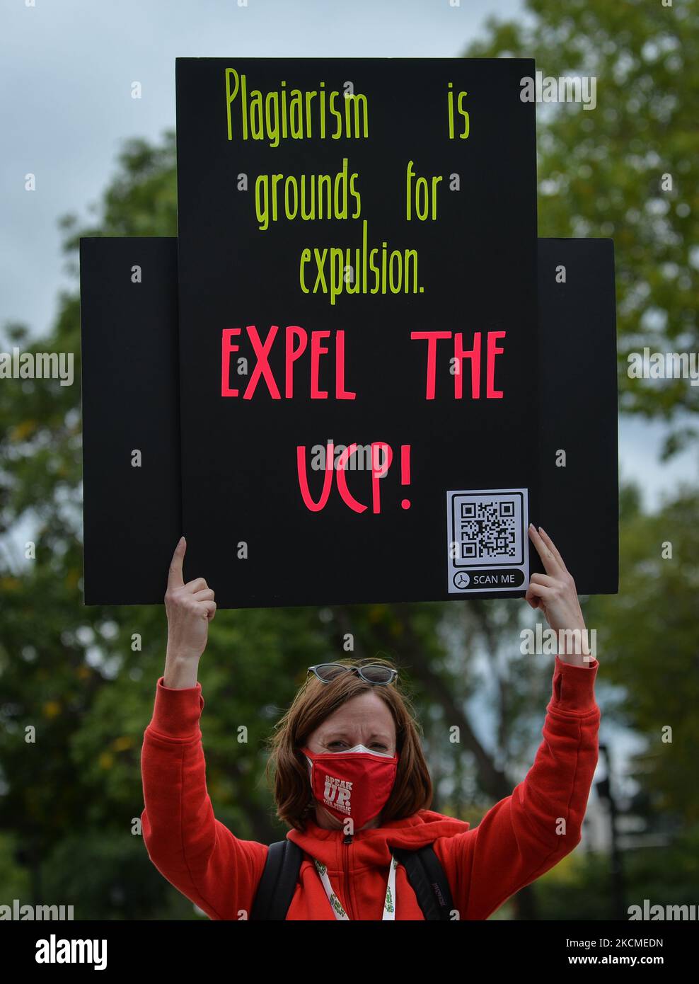 Un activiste tient un écriteau avec les mots 'expulser l'UCP!'. Des activistes et des membres du groupe Albertains for a Quality Curriculum (pour un programme d'études de qualité) ont été créés à l'Assemblée législative de l'Alberta pendant le rassemblement respectueux pour un programme d'études de qualité pour l'Alberta afin de souligner l'importance de créer un programme d'études de qualité pour les enfants de l'Alberta qui les prépareront à un avenir meilleur. Samedi, 11 septembre 2021, à Edmonton, en Alberta, Canada. (Photo par Artur Widak/NurPhoto) Banque D'Images