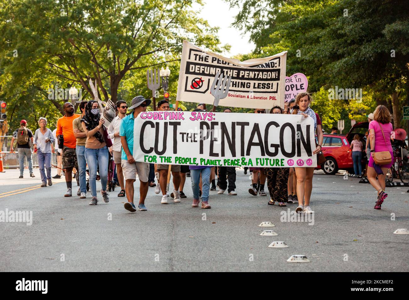 Les manifestants défilent dans le centre-ville au cours d'un événement qui  a lancé une campagne de CODEPINK visant à réduire le budget et les dépenses  militaires du Pentagone et à utiliser ces
