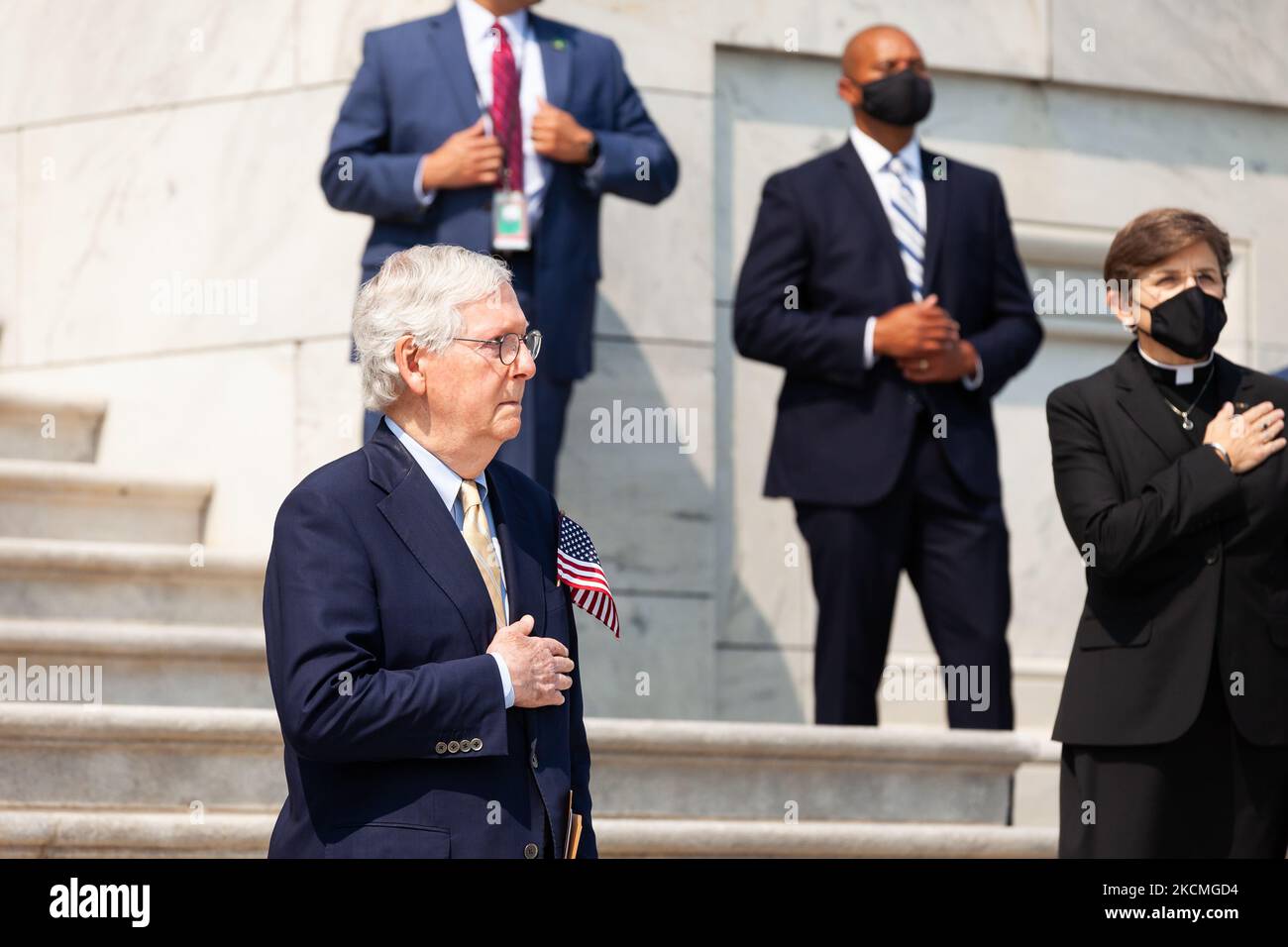 Mitch McConnell (R-KY), chef de la minorité sénatoriale, listensw à l'hymne national avec le cœur au cours d'une cérémonie au Capitole en souvenir des victimes des attentats du 11 septembre. (Photo d'Allison Bailey/NurPhoto) Banque D'Images