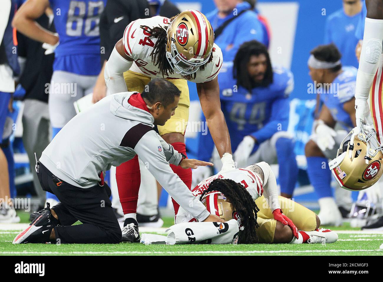 Fred Warner (54) et le personnel vérifient le dossier défensif de San Francisco 49ers Jason Verrett (49ers 2) après une blessure lors d'un match de football de la NFL entre les Lions de Detroit et le San Francisco 49ers à Detroit, Michigan, États-Unis, dimanche, 12 septembre 2021. (Photo par Amy Lemus/NurPhoto) Banque D'Images