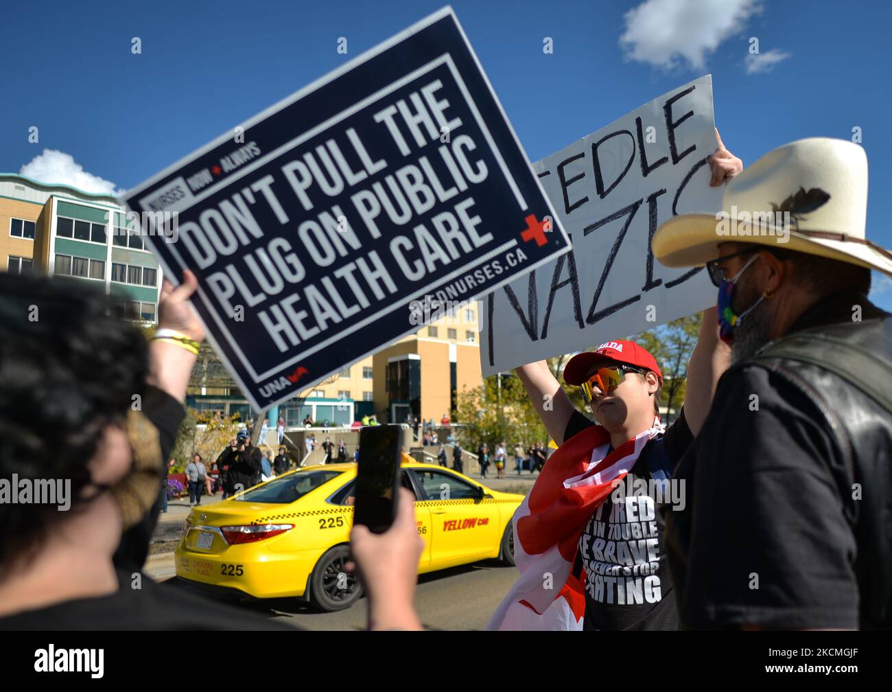 Un contre-manifestant à l'appui des travailleurs de la santé vus devant un manifestant contre les vaccins obligatoires, les passeports et les mesures de santé publique de la COVID-19 à l'extérieur de l'hôpital Royal Alexandra d'Edmonton. Les protestations d'aujourd'hui contre les ordonnances de vaccination et d'autres mesures de santé publique liées à la COVID-19, qui se tiennent aujourd'hui devant les hôpitaux partout au Canada, ont été condamnées par des politiciens et des organismes de soins de santé comme inacceptables et injustes pour le personnel et les patients. Lundi, 13 septembre 2021, à Edmonton, Alberta, Canada. (Photo par Artur Widak/NurPhoto) Banque D'Images