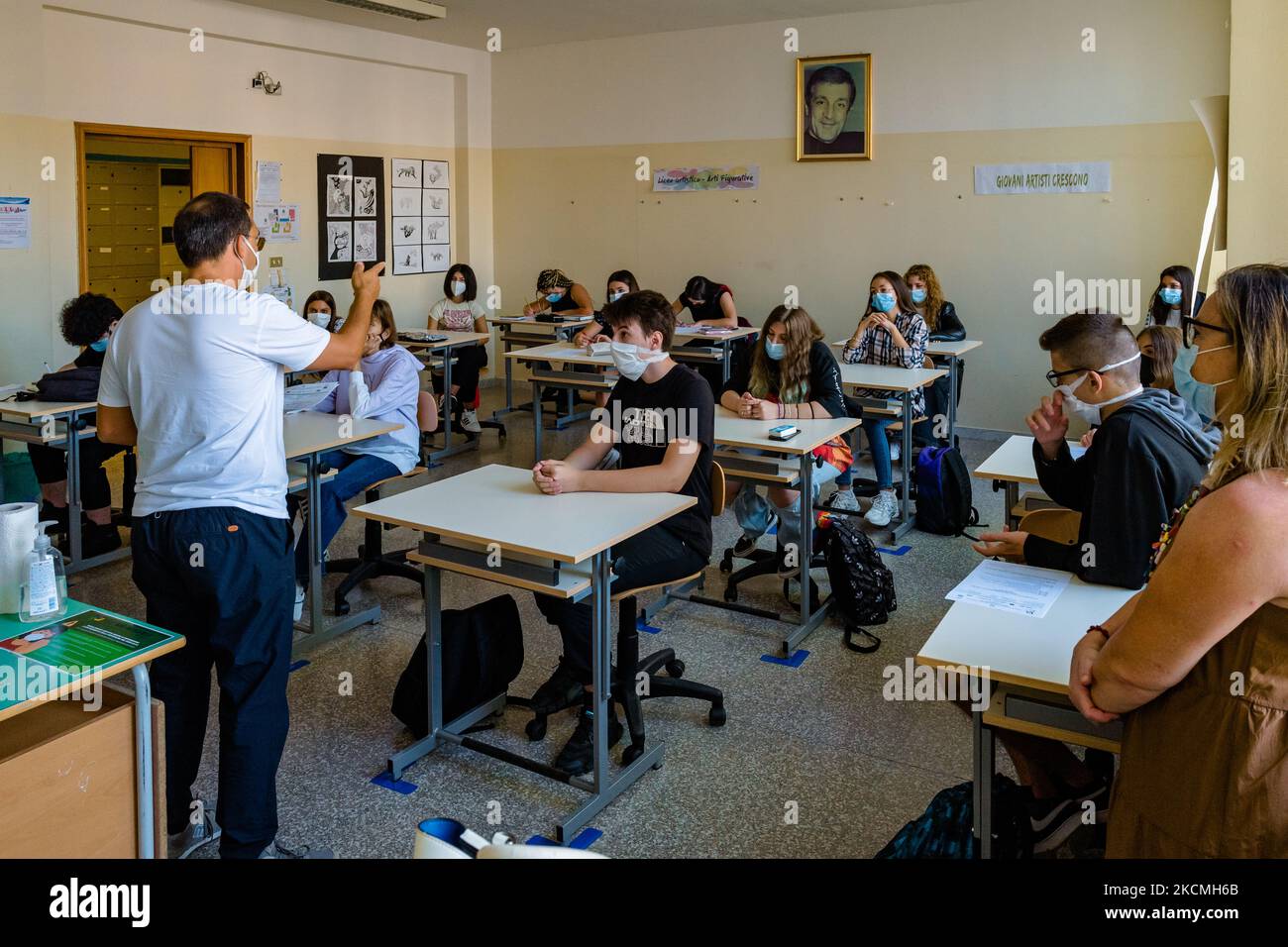 Un professeur de l'Institut supérieur Mons. Antonio Bello à Molfetta pendant la leçon aux élèves le premier jour de l'école à Molfetta, Italie, le 14 septembre 2021. Admissions échelonnées, doubles quarts, passe vert obligatoire pour le personnel scolaire, parents en classe uniquement avec passe, distances plus flexibles en classe. Le retour en classe a commencé le 13 septembre pour 3,9 millions d'élèves de dix régions du pays, tandis que les 3,5 autres millions d'élèves commenceront la nouvelle année scolaire en quinconce selon les calendriers régionaux, jusqu'au 20 septembre (les derniers Puglia et Calabre). La troisième année scolaire dealin Banque D'Images