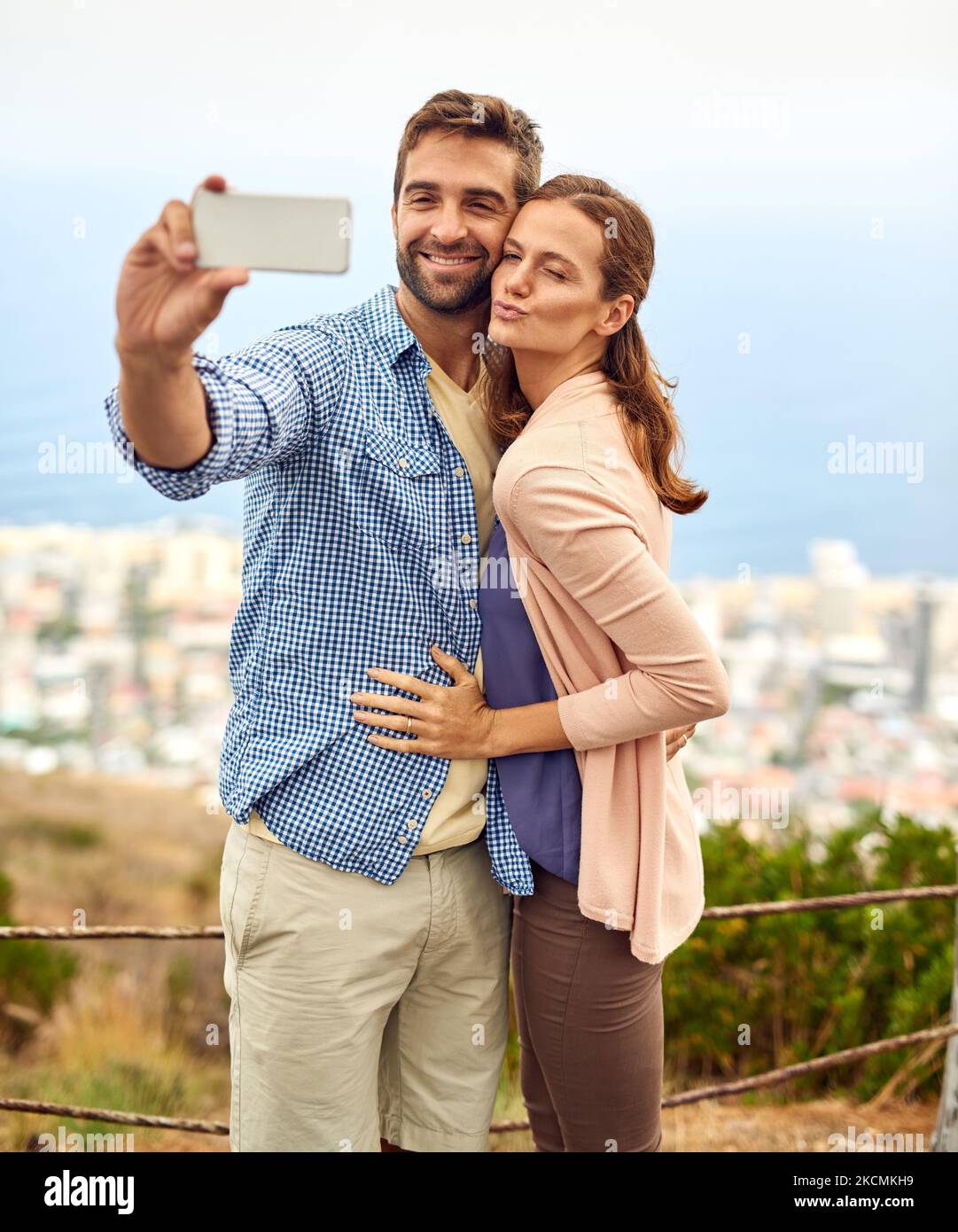 Partage de l'amour des selfies. Un couple affectueux qui prend des selfies à l'extérieur. Banque D'Images