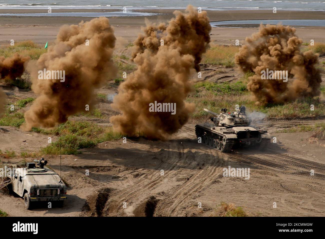 M60-A3 des chars sont déployés pour effectuer une opération de défense côtière dans le cadre de l'édition 37th de l'exercice militaire de HanKuang, à New Taipei, Taïwan, le 16 septembre 2021. La formation, y compris l'évaluation des risques et la surveillance des ennemis, a été menée face aux menaces croissantes de la Chine, les États-Unis offrant la vente d'armes à l'île autonome, tandis que l'île a établi de meilleures relations avec le Japon, l'Inde et d'autres pays européens comme la République tchèque, Lituanie et Pologne. (Photo de CEng Shou Yi/NurPhoto) Banque D'Images