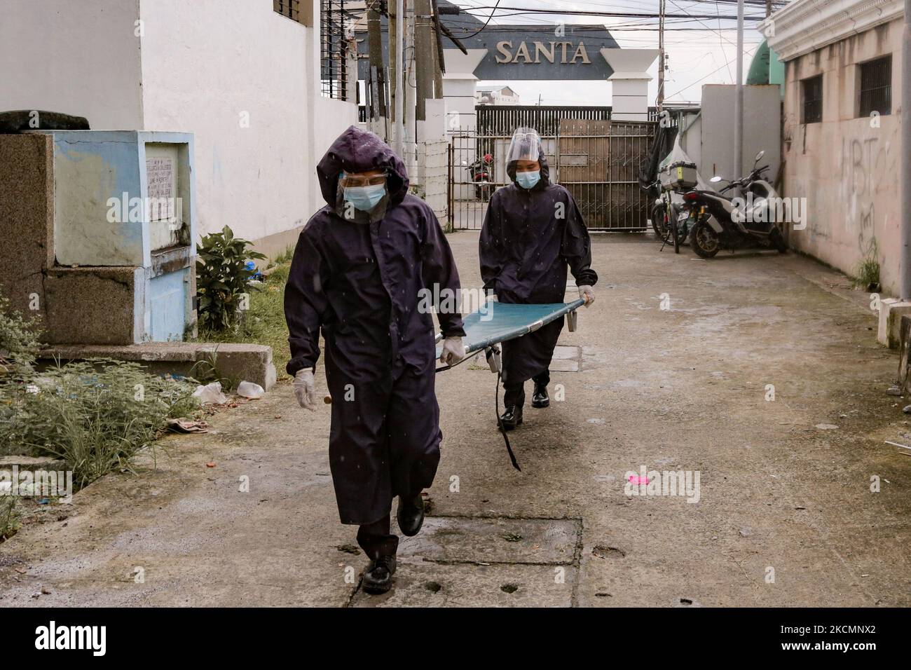 NAVOTAS VILLE, Philippines - les travailleurs portent une civière alors qu'ils exhument les restes au cimetière de Navotas sur 17 septembre 2021. Plusieurs vestiges ont été exhumés à l'expiration du bail sur leurs tombes. Au 15 septembre dernier, la Cour pénale internationale (CPI) a autorisé une enquête sur le Président Duterte et sa guerre contre la drogue depuis son entrée en fonction le 2016 juillet jusqu'à ce que le 16 mars 2019, lorsque le pays s'est retiré du Statut de Rome qui a créé la CPI, prenne effet. L'enquête portera également sur les meurtres commis à Davao, où le président Duterte a été maire et vice-maire de 1 novembre 2011 Banque D'Images