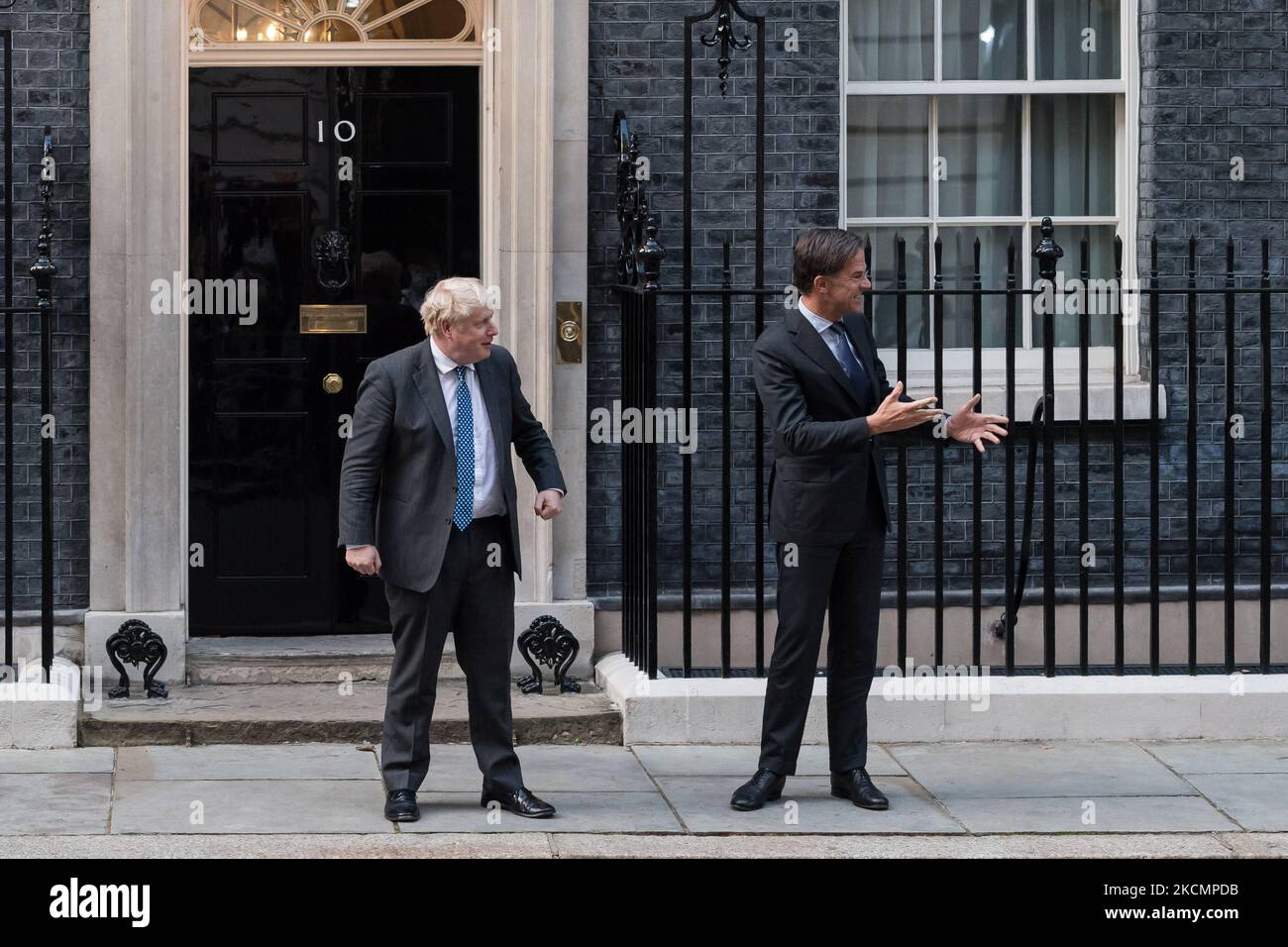 LONDRES, ROYAUME-UNI - le 17 SEPTEMBRE 2021 : le Premier ministre britannique Boris Johnson (L) accueille le Premier ministre néerlandais Mark Rutte (R) devant le 10 Downing Street avant son dîner de travail sur 17 septembre 2021 à Londres, en Angleterre. Au cours de la réunion bilatérale, les deux dirigeants devraient discuter de l’évolution récente de la situation en Afghanistan, des relations de la Grande-Bretagne avec l’UE ainsi que de la coopération en matière de politique climatique avant le sommet de COP26. (Photo de Wiktor Szymanowicz/NurPhoto) Banque D'Images