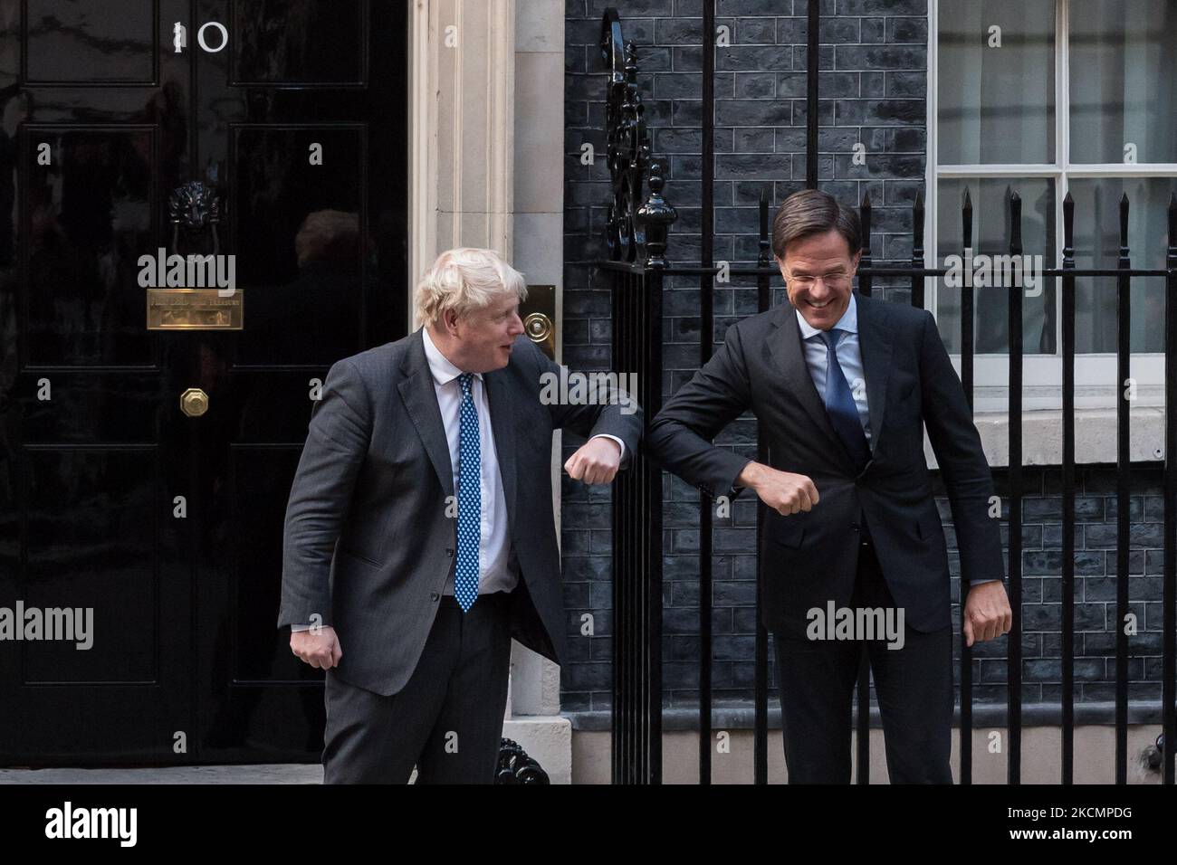 LONDRES, ROYAUME-UNI - le 17 SEPTEMBRE 2021 : le Premier ministre britannique Boris Johnson (L) accueille le Premier ministre néerlandais Mark Rutte (R) devant le 10 Downing Street avant son dîner de travail sur 17 septembre 2021 à Londres, en Angleterre. Au cours de la réunion bilatérale, les deux dirigeants devraient discuter de l’évolution récente de la situation en Afghanistan, des relations de la Grande-Bretagne avec l’UE ainsi que de la coopération en matière de politique climatique avant le sommet de COP26. (Photo de Wiktor Szymanowicz/NurPhoto) Banque D'Images