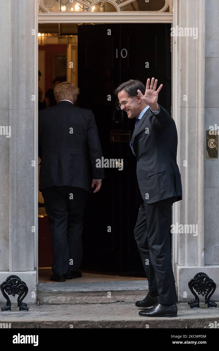 LONDRES, ROYAUME-UNI - le 17 SEPTEMBRE 2021 : le Premier ministre néerlandais Mark Rutte gestuelle alors qu'il se promène dans le 10 Downing Street pour un dîner de travail avec le Premier ministre britannique Boris Johnson sur 17 septembre 2021 à Londres, en Angleterre. Au cours de la réunion bilatérale, les deux dirigeants devraient discuter de l’évolution récente de la situation en Afghanistan, des relations de la Grande-Bretagne avec l’UE ainsi que de la coopération en matière de politique climatique avant le sommet de COP26. (Photo de Wiktor Szymanowicz/NurPhoto) Banque D'Images