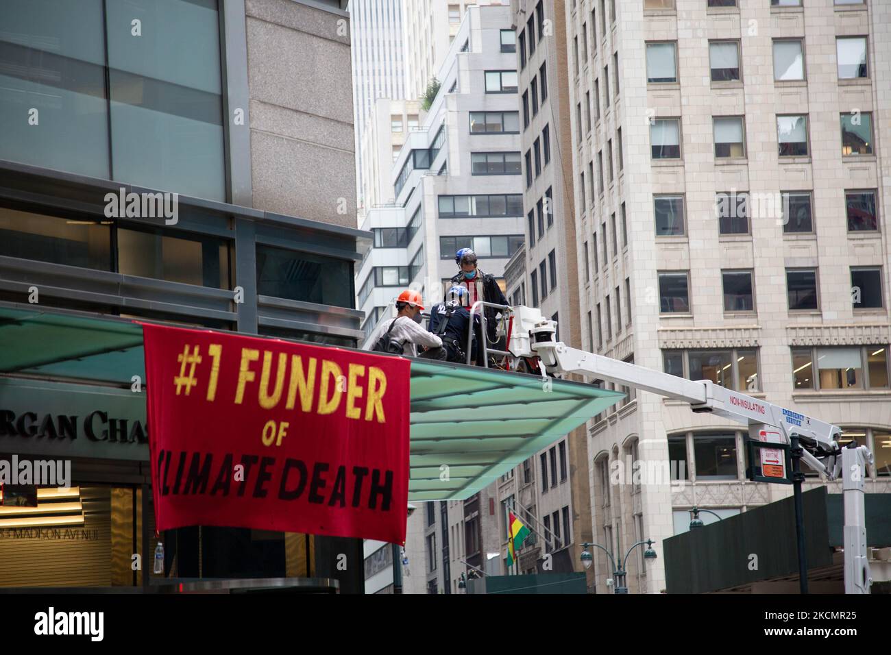 Extinction rébellion New York action directe de protestation au bureau de JP Morgan Chase situé au 245 Park Avenue sur 17 septembre 2021 afin de faire pression sur la banque pour qu'elle cesse tout nouveau financement pour les projets de combustibles fossiles. (Photo de Karla Ann Cote/NurPhoto) Banque D'Images