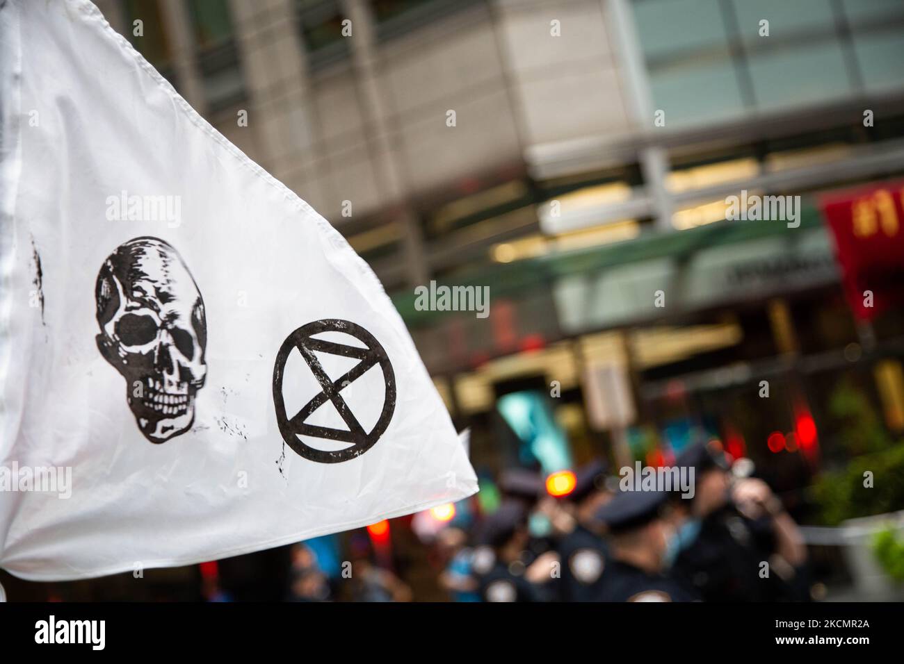 Extinction rébellion New York action directe de protestation au bureau de JP Morgan Chase situé au 245 Park Avenue sur 17 septembre 2021 afin de faire pression sur la banque pour qu'elle cesse tout nouveau financement pour les projets de combustibles fossiles. (Photo de Karla Ann Cote/NurPhoto) Banque D'Images