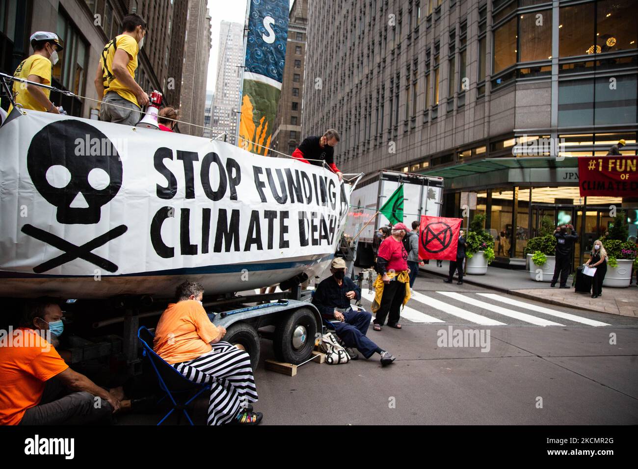 Extinction rébellion New York action directe de protestation au bureau de JP Morgan Chase situé au 245 Park Avenue sur 17 septembre 2021 afin de faire pression sur la banque pour qu'elle cesse tout nouveau financement pour les projets de combustibles fossiles. (Photo de Karla Ann Cote/NurPhoto) Banque D'Images