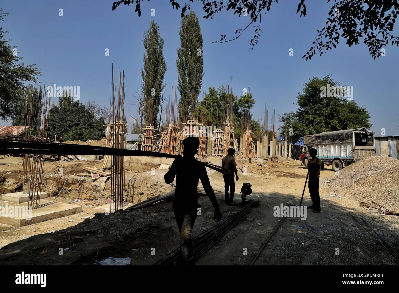 Des travailleurs non locaux travaillent dans la colonie de pandit à Baramulla, Jammu-et-Cachemire, en Inde, le 18 septembre 2021. Un camp‚¹ de transit de 40 crore sera construit pour accueillir ici 336 familles de migrants de Kashmiri Pandit dans le cadre des efforts de réhabilitation dans la vallée du Cachemire, a déclaré vendredi le ministre de l'Union, Sarbananda Sonowal. Après avoir posé la pierre d'assise du camp de transit, il a déclaré que c'était une étape très importante prise par le gouvernement central pour les familles de migrants de Kashmiri Pandit qui veulent revenir et vivre au Cachemire pacifiquement. «Pour la réhabilitation des cachmiri Pandits, un tr Banque D'Images