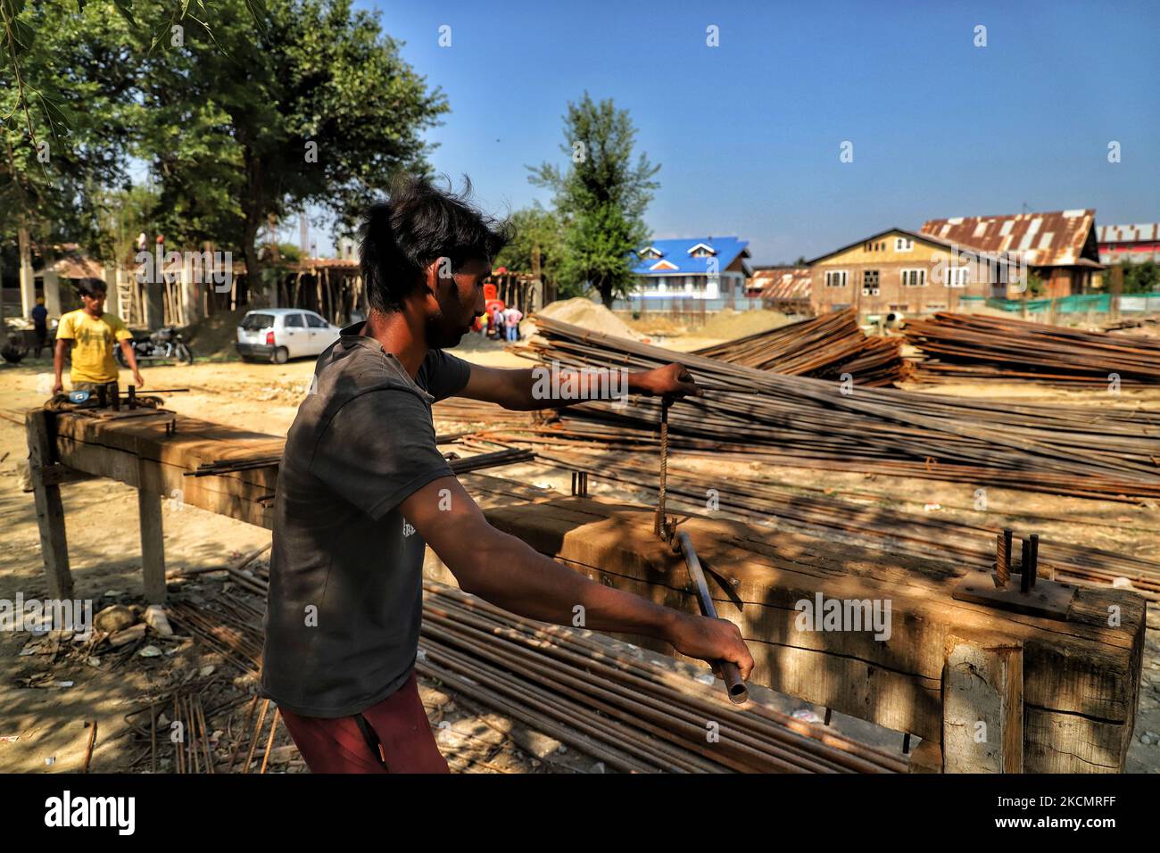 Des travailleurs non locaux travaillent dans la colonie de pandit à Baramulla, Jammu-et-Cachemire, en Inde, le 18 septembre 2021. Un camp‚¹ de transit de 40 crore sera construit pour accueillir ici 336 familles de migrants de Kashmiri Pandit dans le cadre des efforts de réhabilitation dans la vallée du Cachemire, a déclaré vendredi le ministre de l'Union, Sarbananda Sonowal. Après avoir posé la pierre d'assise du camp de transit, il a déclaré que c'était une étape très importante prise par le gouvernement central pour les familles de migrants de Kashmiri Pandit qui veulent revenir et vivre au Cachemire pacifiquement. «Pour la réhabilitation des cachmiri Pandits, un tr Banque D'Images