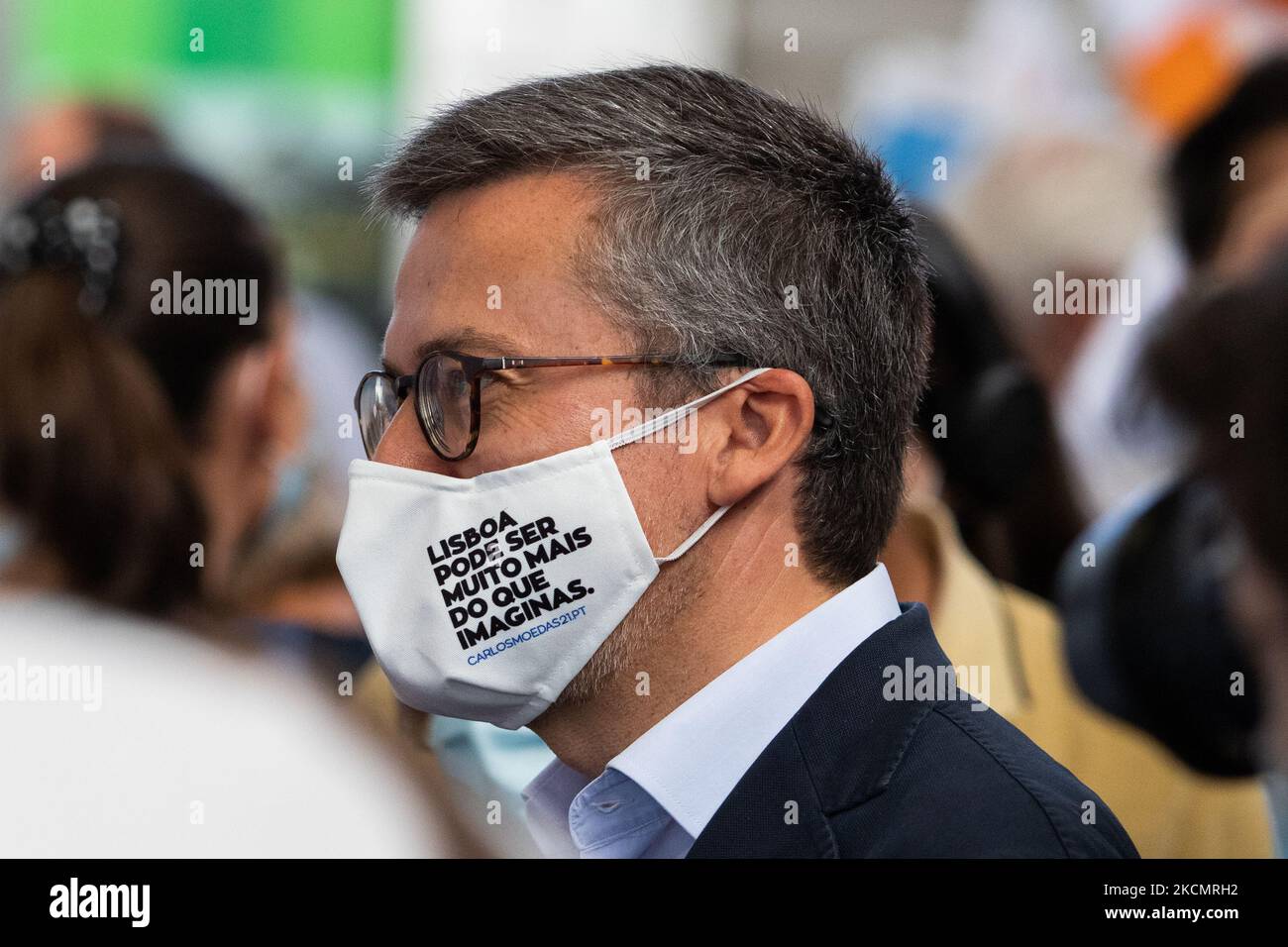 Carlos Moedas candidat aux chambres de Lisbonne mène une campagne politique dans le marché de l'Alvalade, sur 18 septembre 2021 à Alvalade, Lisbonne, Portugal. Carlos Moedas, candidat à la PSD à la Chambre de Lisbonne auprès des 2021 conseils municipaux, mène une campagne politique à Lisbonne. (Photo de Nuno Cruz/NurPhoto) Banque D'Images