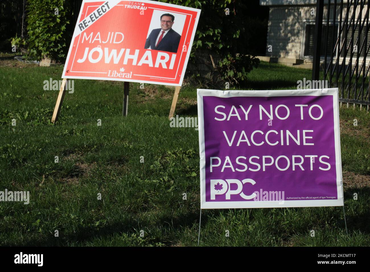 Signez pour le Parti populaire du Canada (CPP) exhortant les gens à « ne pas se soumettre aux passeports vaccinaux » et à voter pour le CPP lors des prochaines élections fédérales à Richmond Hill, Ontario, Canada, on 17 septembre 2021. Maxime Bernier, chef du Parti populaire du Canada d'extrême-droite, a déclaré que s'il était élu, son parti abrogerait les mandats de vaccination et les passeports de vaccination, et soumettrait en cause devant les tribunaux les gouvernements provinciaux de ces mesures. (Photo de Creative Touch Imaging Ltd./NurPhoto) Banque D'Images