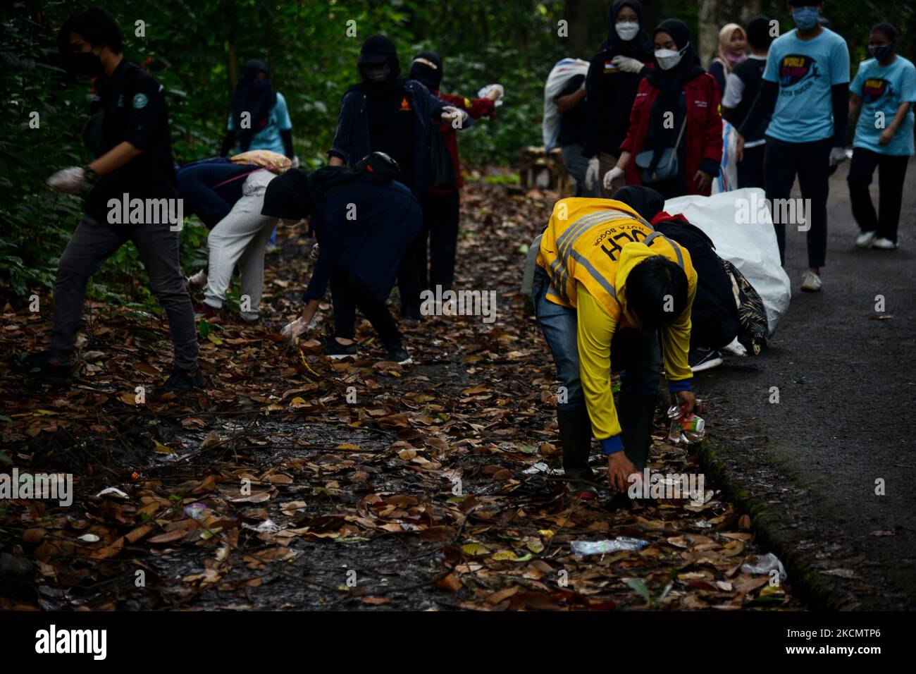 Un volontaire collecte des déchets le long d'une rue près du Centre de recherche forestière internationale dans le cadre de la campagne de la Journée mondiale de nettoyage à Bogor, Java-Ouest, Indonésie, sur 19 septembre 2021. (Photo par Adriana Adie/NurPhoto) Banque D'Images