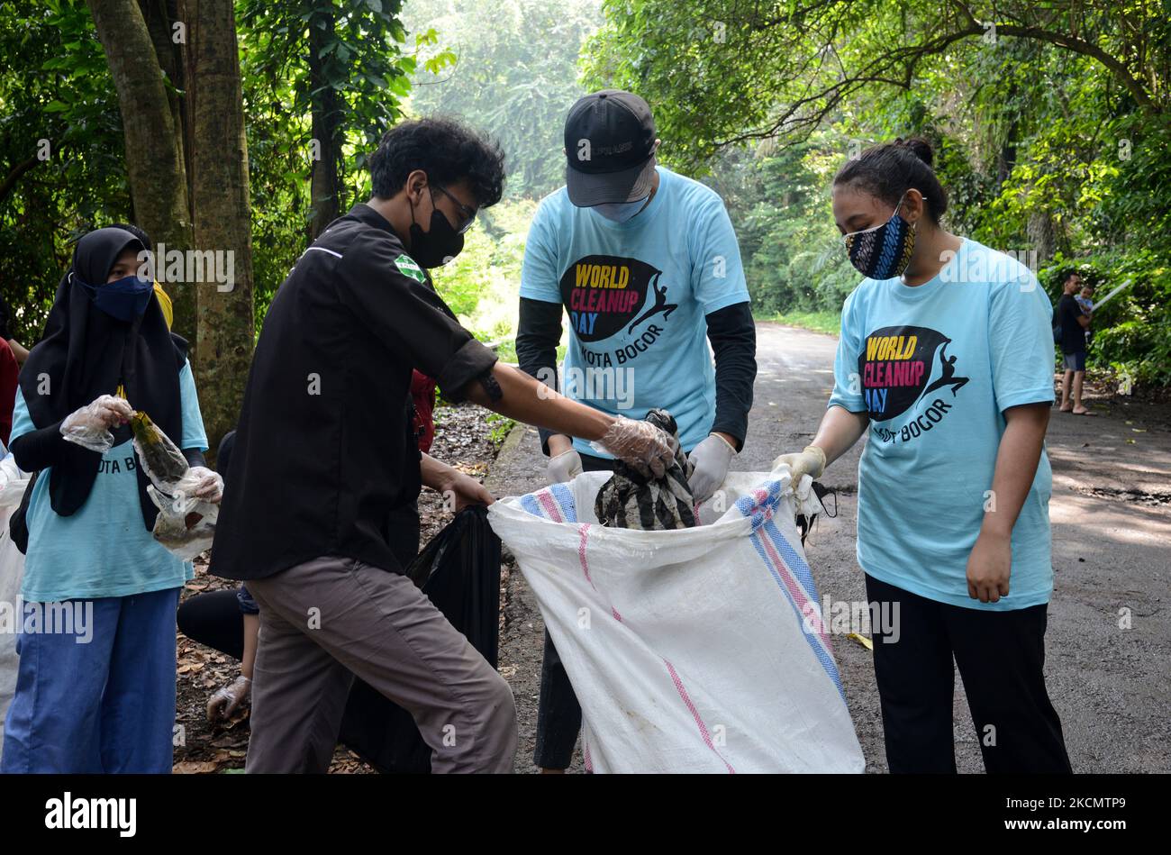 Un volontaire collecte des déchets le long d'une rue près du Centre de recherche forestière internationale dans le cadre de la campagne de la Journée mondiale de nettoyage à Bogor, Java-Ouest, Indonésie, sur 19 septembre 2021. (Photo par Adriana Adie/NurPhoto) Banque D'Images