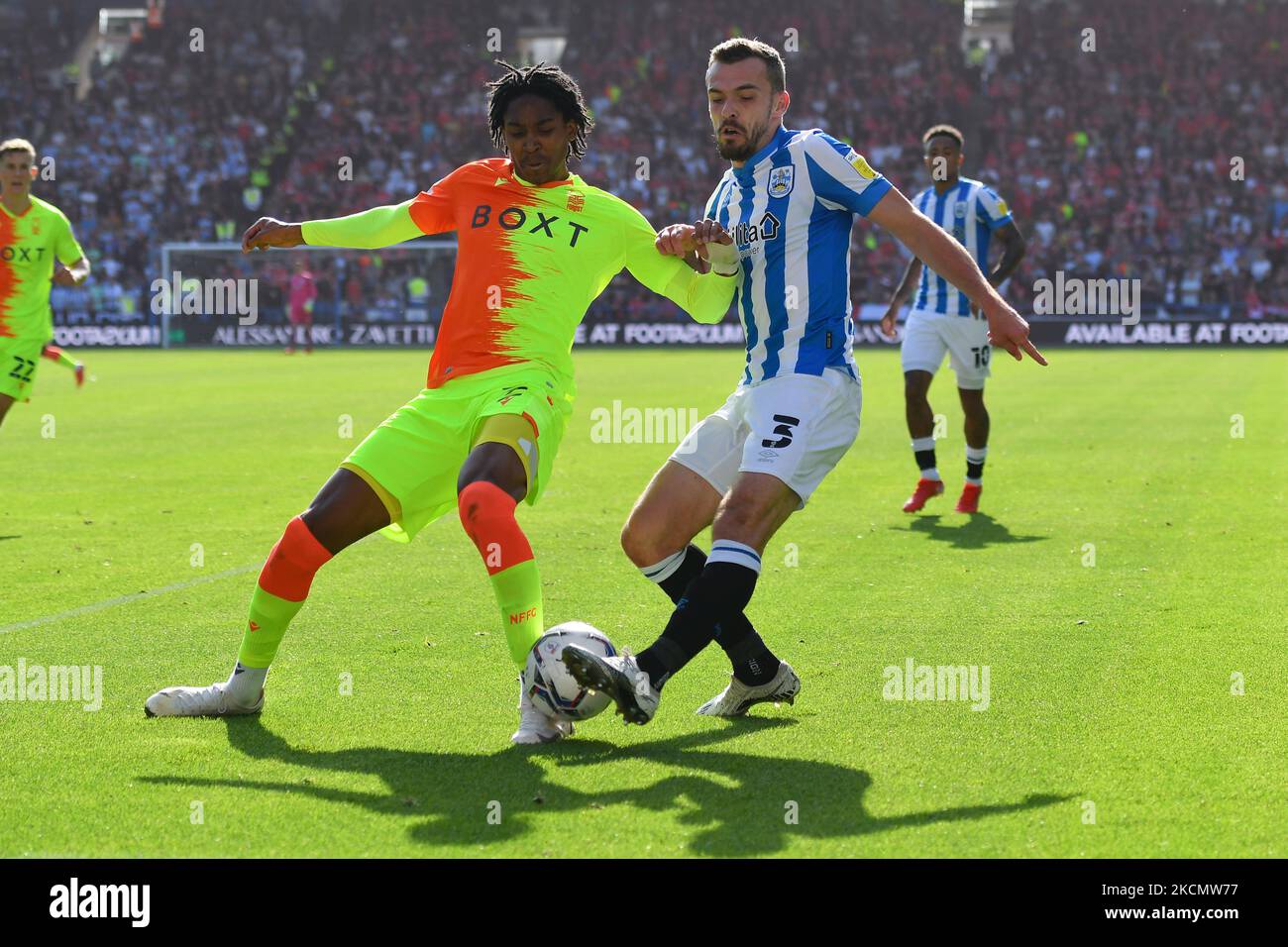 Djed Spence de la forêt de Nottingham bloque une tentative de croix par Harry Toffolo de la ville de Huddersfield lors du match de championnat Sky Bet entre Huddersfield Town et Nottingham Forest au stade John Smith, Huddersfield, le samedi 18th septembre 2021. (Photo de Jon Hobley/MI News/NurPhoto) Banque D'Images