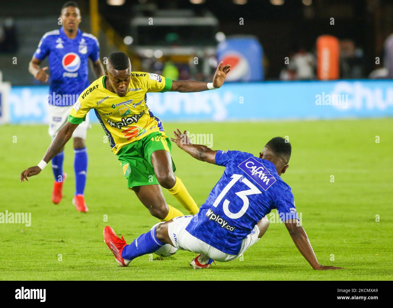 Elvis Perlaza de Millonarios FC et Arlex Hurtado de Atletico Huila disputent le ballon lors du match contre Atletico Huila joué au stade Nemesio Camacho El Campin dans la ville de Bogota, en Colombie, sur 18 septembre 2021. (Photo de Daniel Garzon Herazo/NurPhoto) Banque D'Images