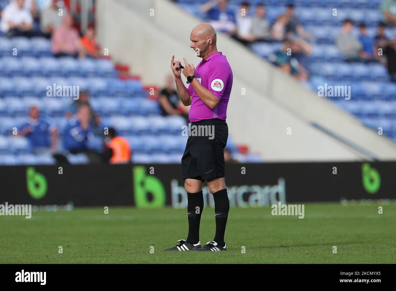 Arbitre Charles Breakspear lors du match Sky Bet League 2 entre Oldham Athletic et Hartlepool United à Boundary Park, Oldham, le samedi 18th septembre 2021. (Photo de Mark Fletcher/MI News/NurPhoto) Banque D'Images