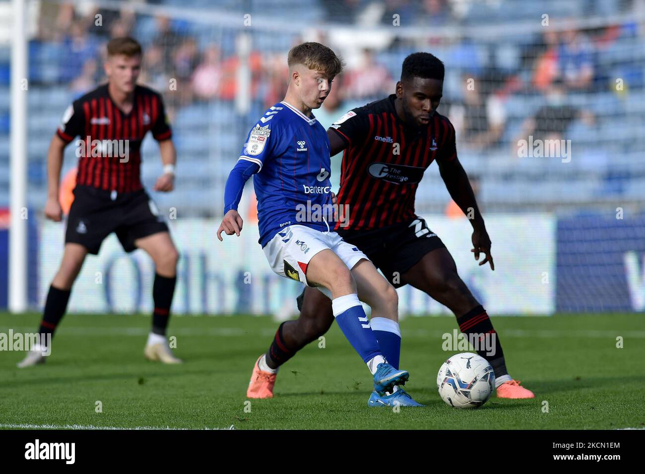 Harry Vaughan d'Oldham Athletic et Zaine Francis-Angol de Hartlepool se sont Unis lors du match de Sky Bet League 2 entre Oldham Athletic et Hartlepool se sont Unis à Boundary Park, Oldham, Royaume-Uni, le 18th septembre 2021. (Photo d'Eddie Garvey/MI News/NurPhoto) Banque D'Images