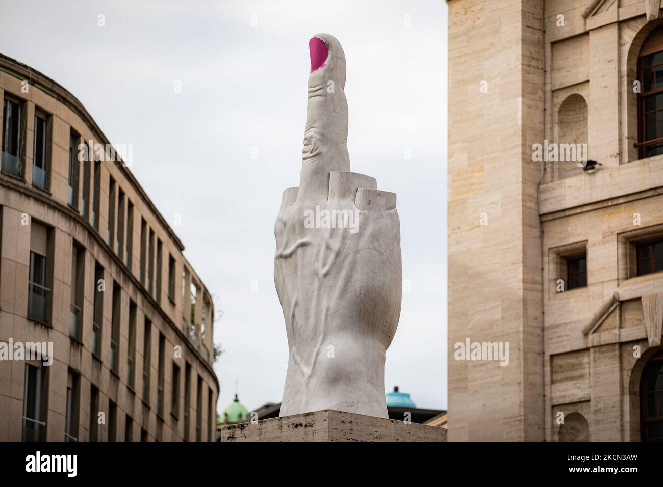La sculpture de L.O.V.E. de Maurizio Cattelan sur la Piazza degli Affari a été vandalisée à l'occasion de la Journée internationale de la femme sur le 06 mars 2021 à Milan, en Italie. (Photo par Alessandro Bremec/NurPhoto) Banque D'Images