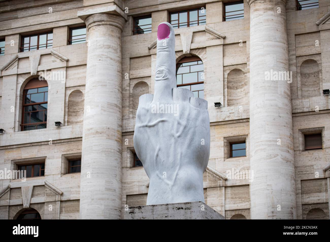 La sculpture de L.O.V.E. de Maurizio Cattelan sur la Piazza degli Affari a été vandalisée à l'occasion de la Journée internationale de la femme sur le 06 mars 2021 à Milan, en Italie. (Photo par Alessandro Bremec/NurPhoto) Banque D'Images