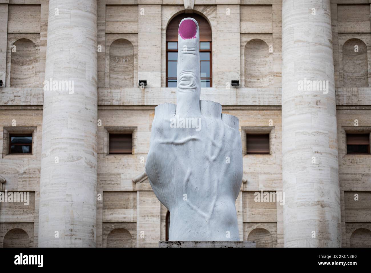 La sculpture de L.O.V.E. de Maurizio Cattelan sur la Piazza degli Affari a été vandalisée à l'occasion de la Journée internationale de la femme sur le 06 mars 2021 à Milan, en Italie. (Photo par Alessandro Bremec/NurPhoto) Banque D'Images