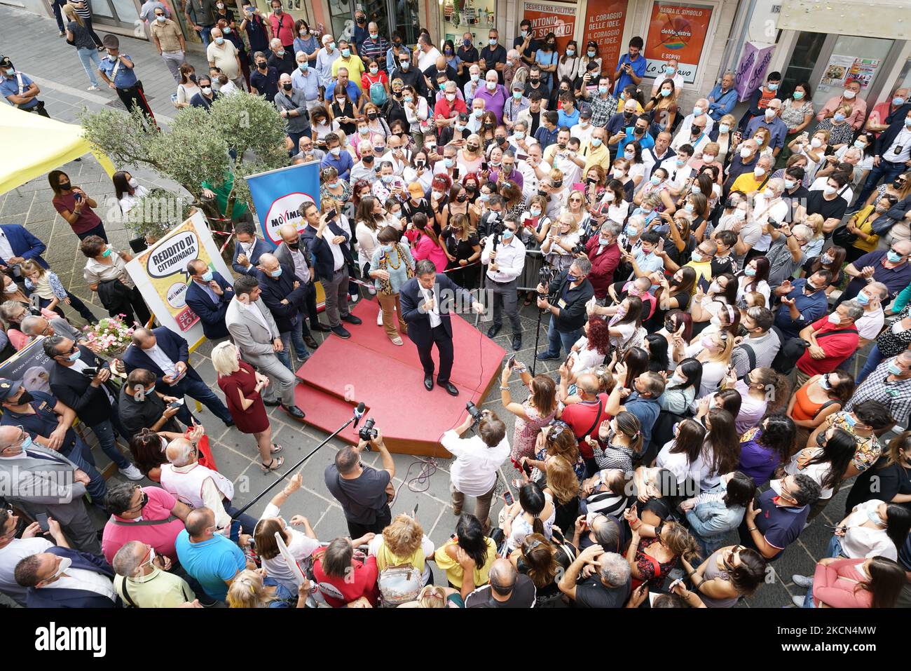 Le chef de Movimento 5 Stelle, Giuseppe Conte, lors d'une visite en Calabre lors de la campagne électorale pour les élections régionales de 2021. Vibo Valentia, Italie, 22 septembre 2021 (photo de Gabriele Maricchiolo/NurPhoto) Banque D'Images
