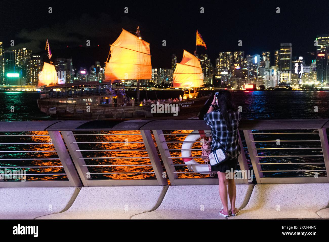 Une jeune dame prend une photo avec son smartphone de la junk de l'excursion Aqua Luna dans le port de Victoria. (Photo de Marc Fernandes/NurPhoto) Banque D'Images