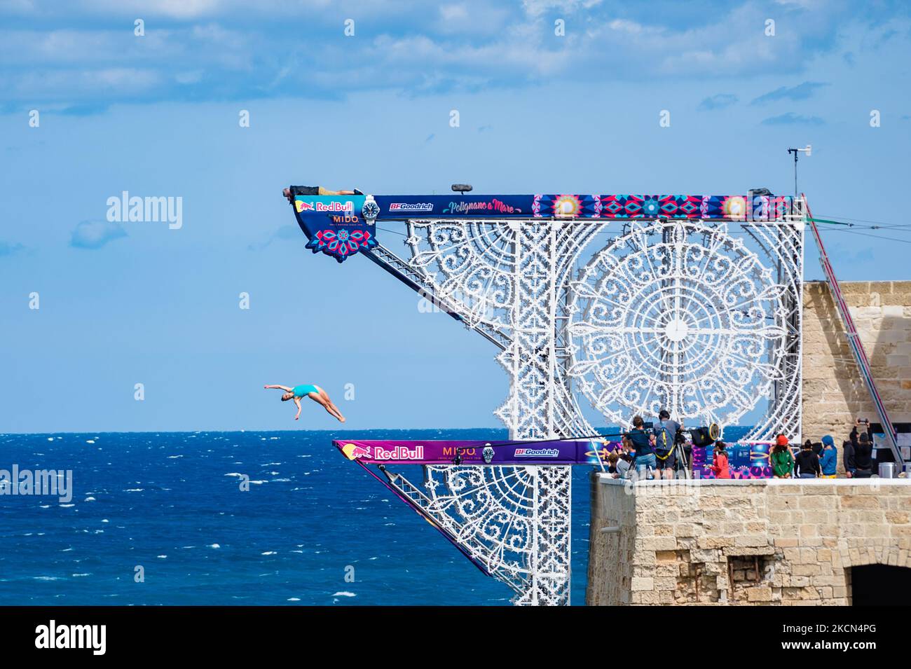 Un plongeur pendant la plongée à Polignano a Mare pendant la Red Bull Cliff Diving 2021 de la plate-forme Lama Monachile le 22 septembre 2021. Red Bull Cliff Diving est arrivé à Puglia, à Polignano a Mare, dans le suggestif aperçu de Lama Monachile. Douze athlètes masculins et douze athlètes féminins ont plongé de 27 et 21 mètres dans une série spectaculaire de plongées compétitives. (Photo par Davide Pischettola/NurPhoto) Banque D'Images