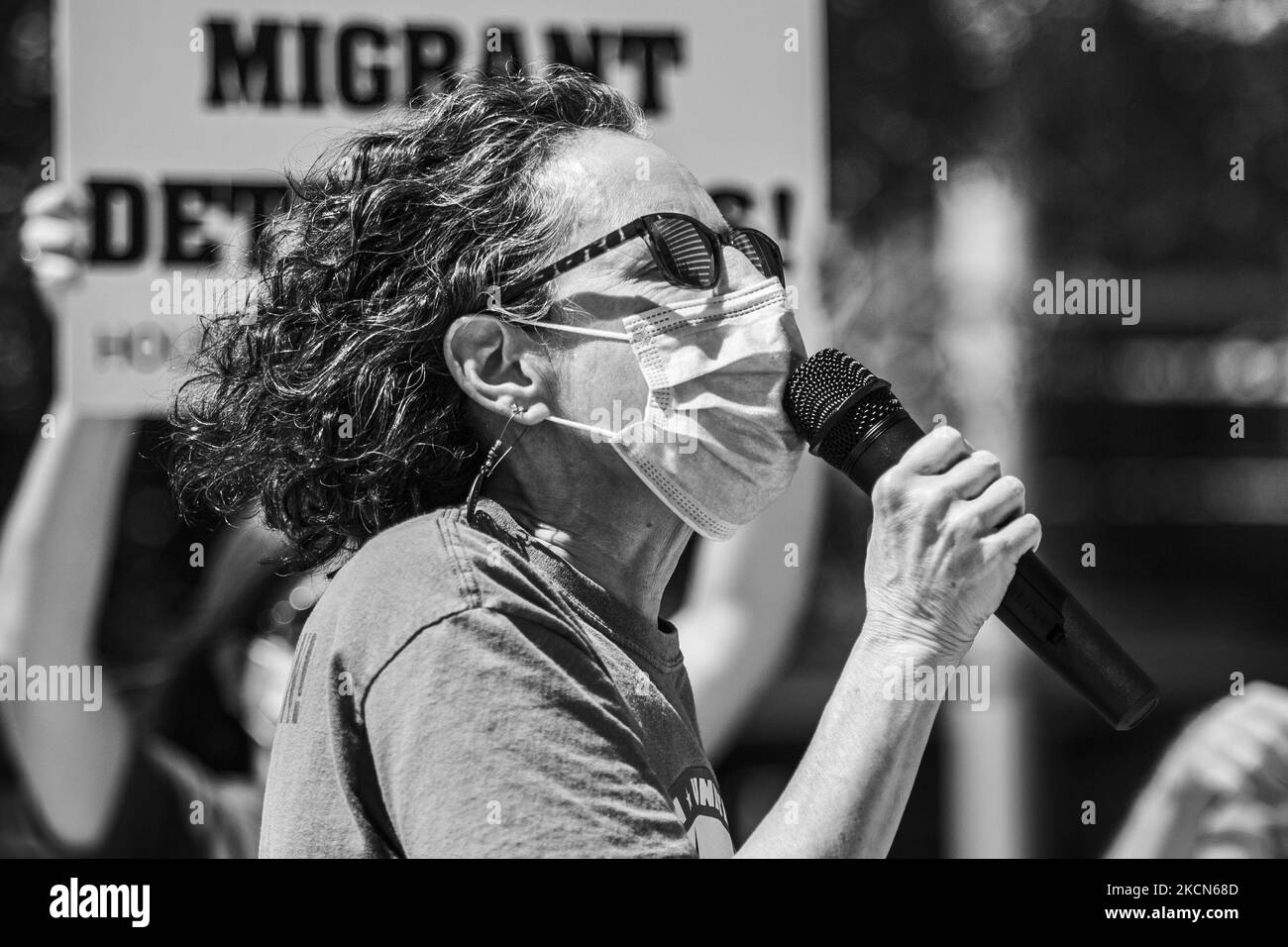 Un démonstrateur scanne l'opposition à la déportation massive des migrants haïtiens, devant le bâtiment fédéral de Leland à Houston, Texas, mercredi, 22 septembre 2021. (Photo de Reginald Mathalone/NurPhoto) Banque D'Images